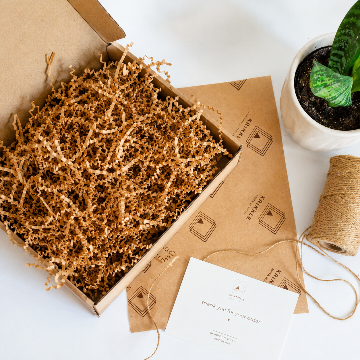 Braune und weiße Faltenpapierfüller für Geschenkboxen und Schutzverpackungen