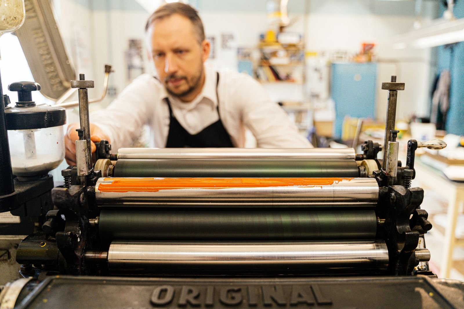 Printer die een fysieke letterdrukmachine in een werkplaats bedient