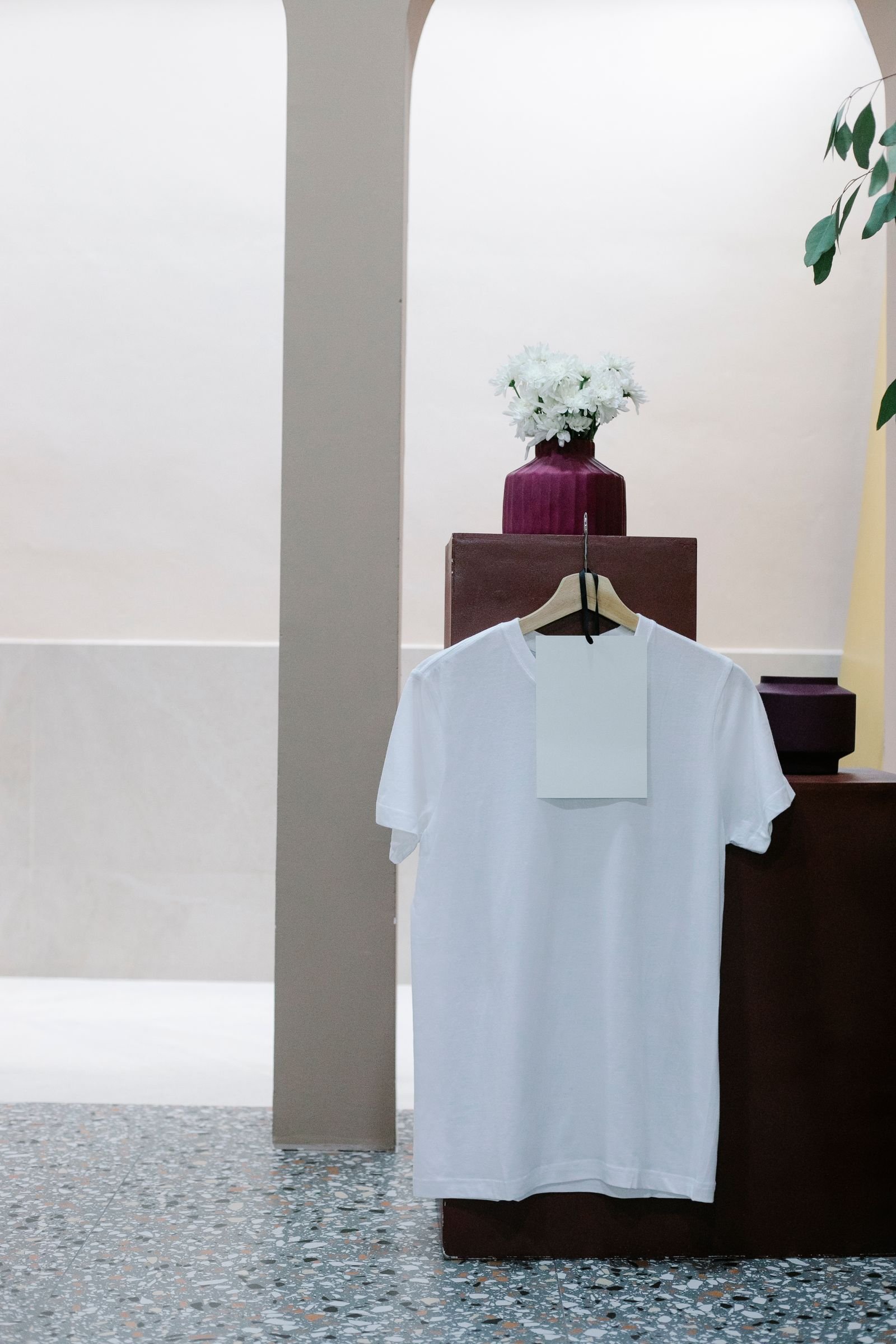 Wit T-shirt met een fysieke papieren hang-tag