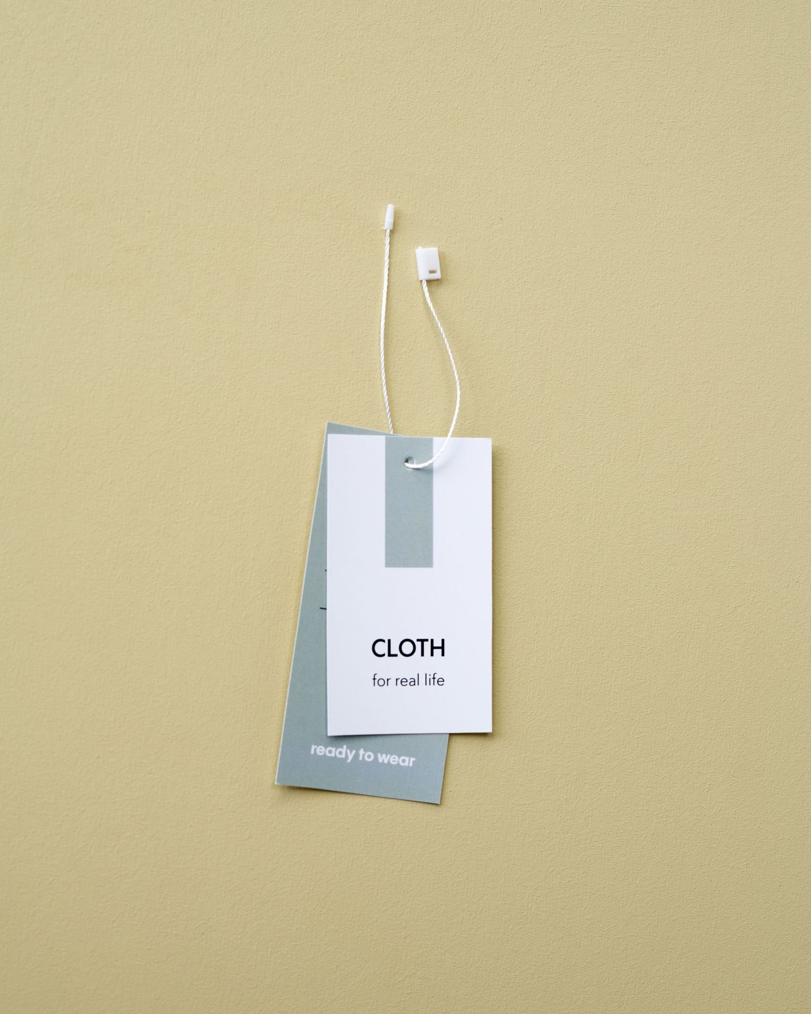 Gedrukte kleding hangtags gefotografeerd op een neutrale achtergrond