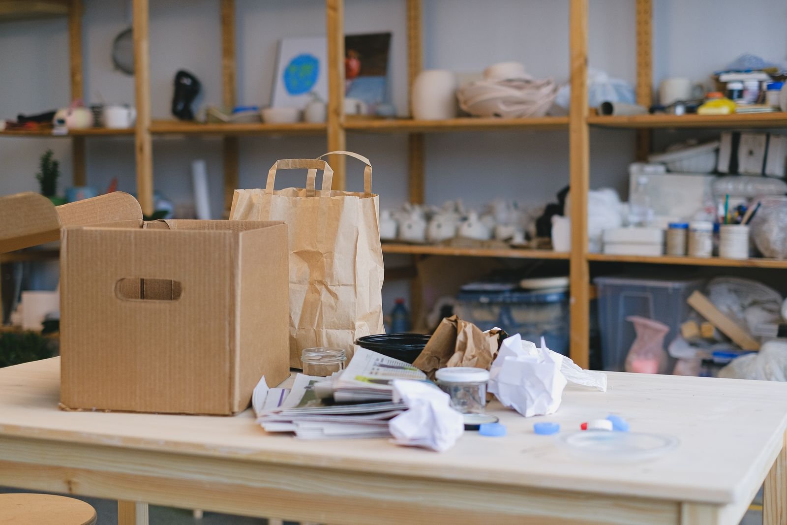 Karton und Papierverpackungsmaterialien auf einem Small Business Worktable