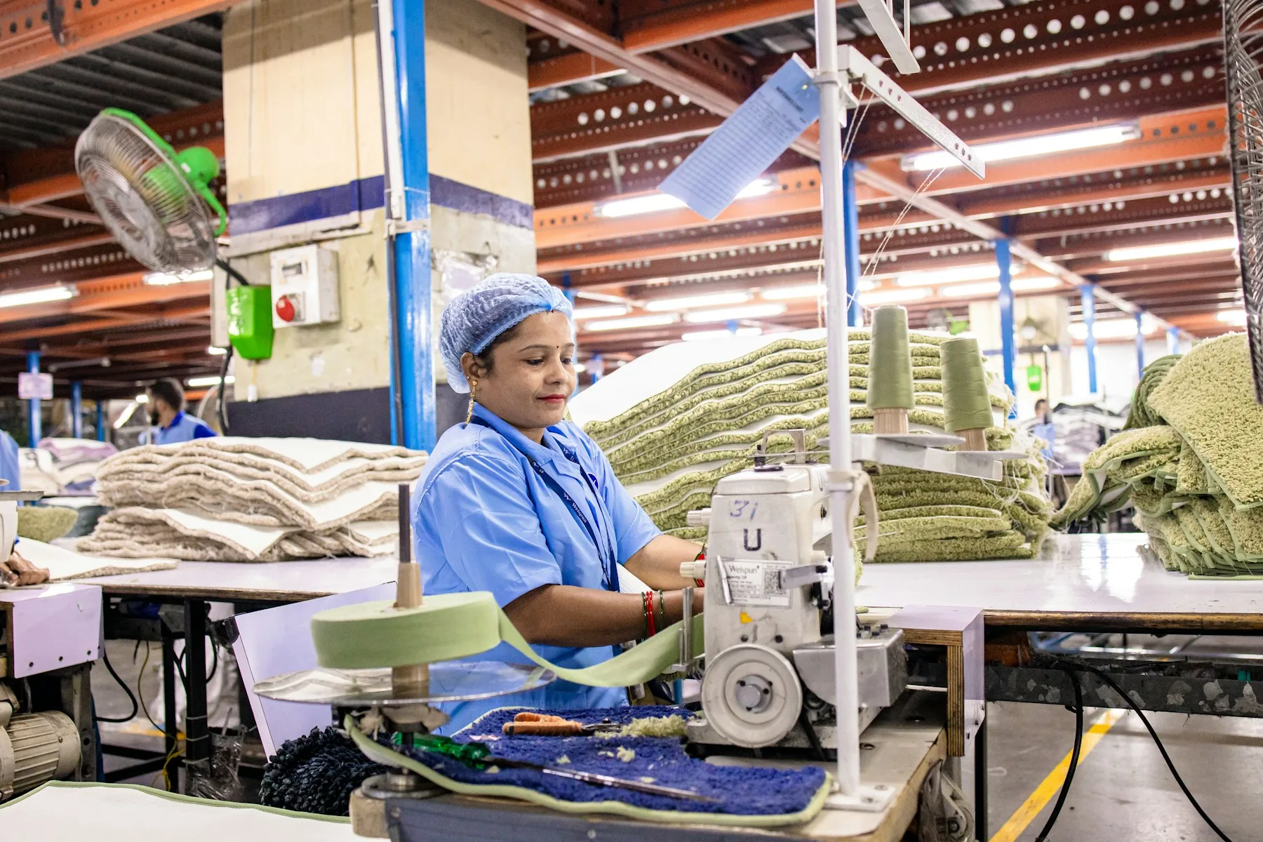 Bekleidungsarbeiter Nähen Stoff an einer Industriemaschine in einer Fabrik