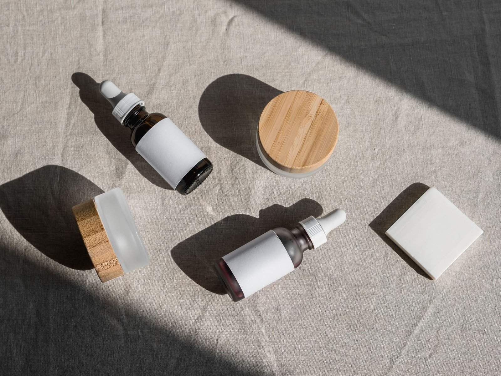 Cosmetische flessen en potten met verschillende sluitingsvormen en componentenafmetingen