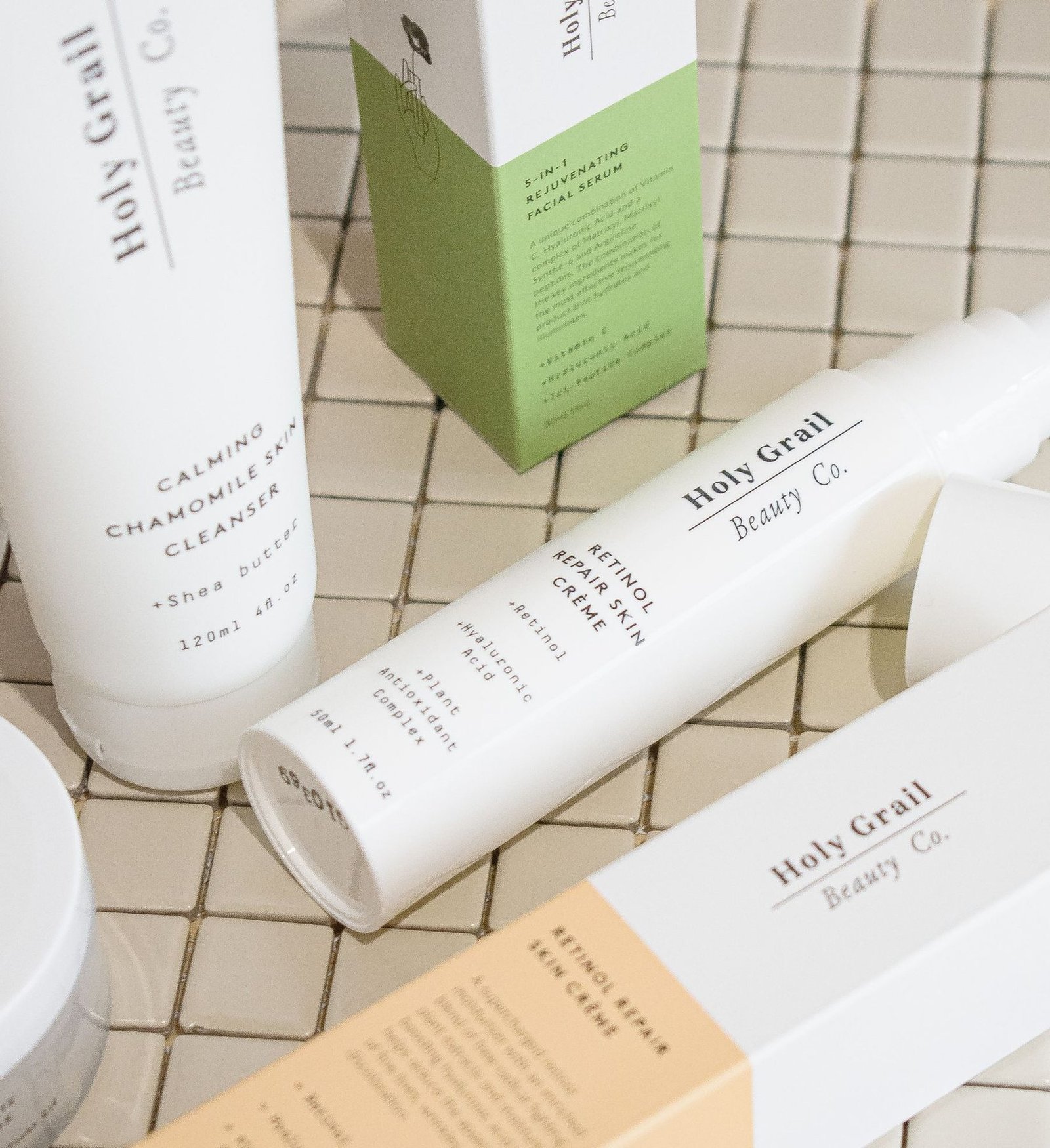 Skincare tube en fles weergegeven naast bedrukte vouwdozen