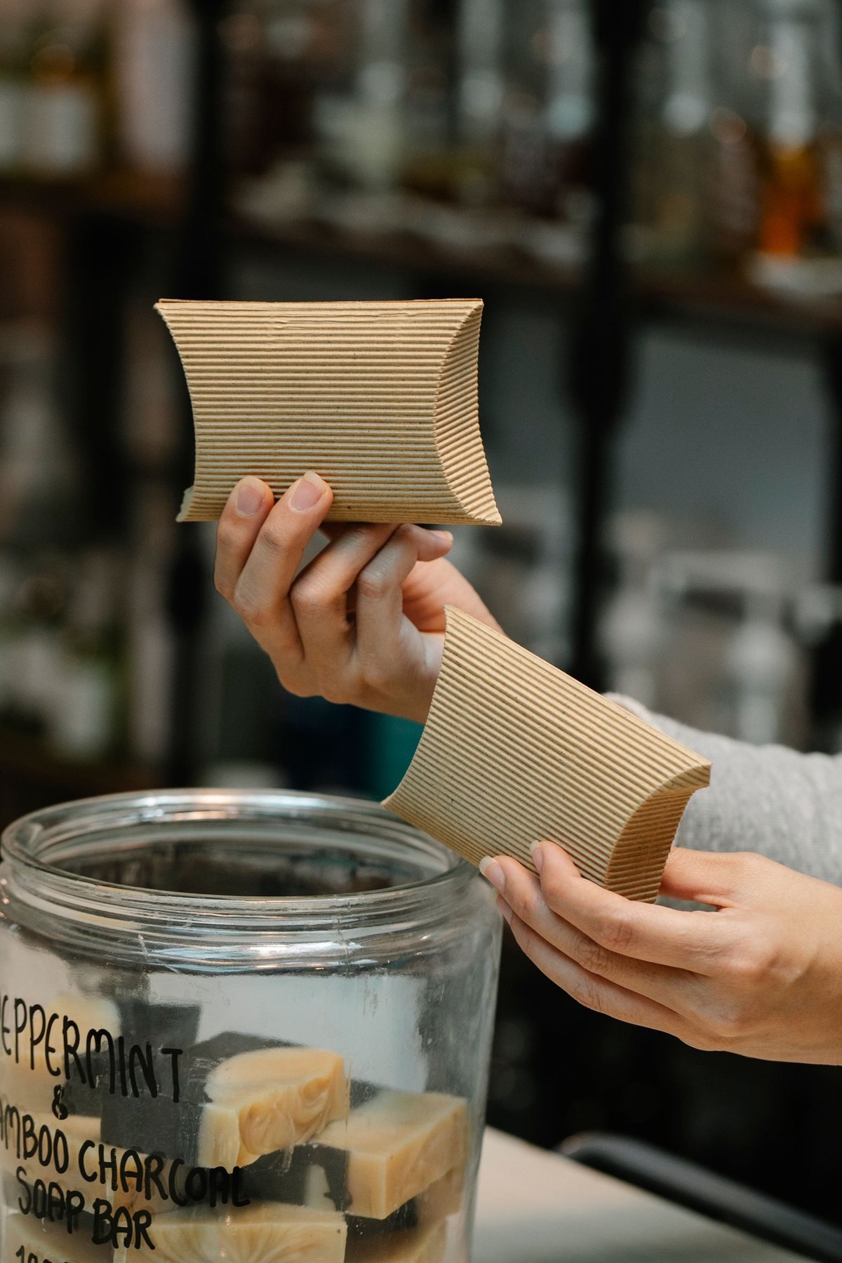 Handgemachte Seifenriegel mit einfacher Verpackung aus Karton