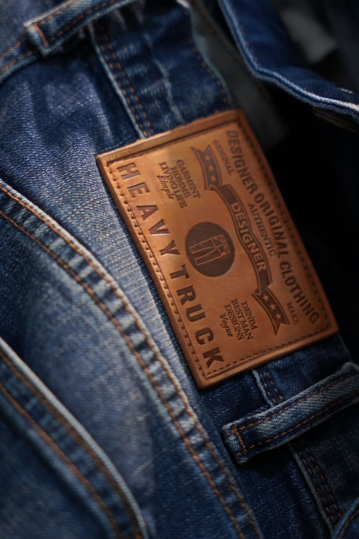 Ledermarkenlabel auf den Bund der Jeans aus Denim genäht