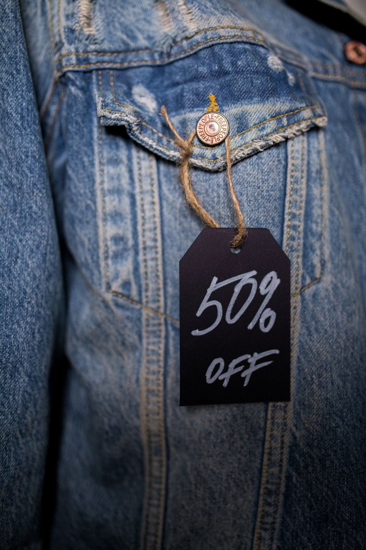 Näheres Kleidungsetikett an Blue Denim
