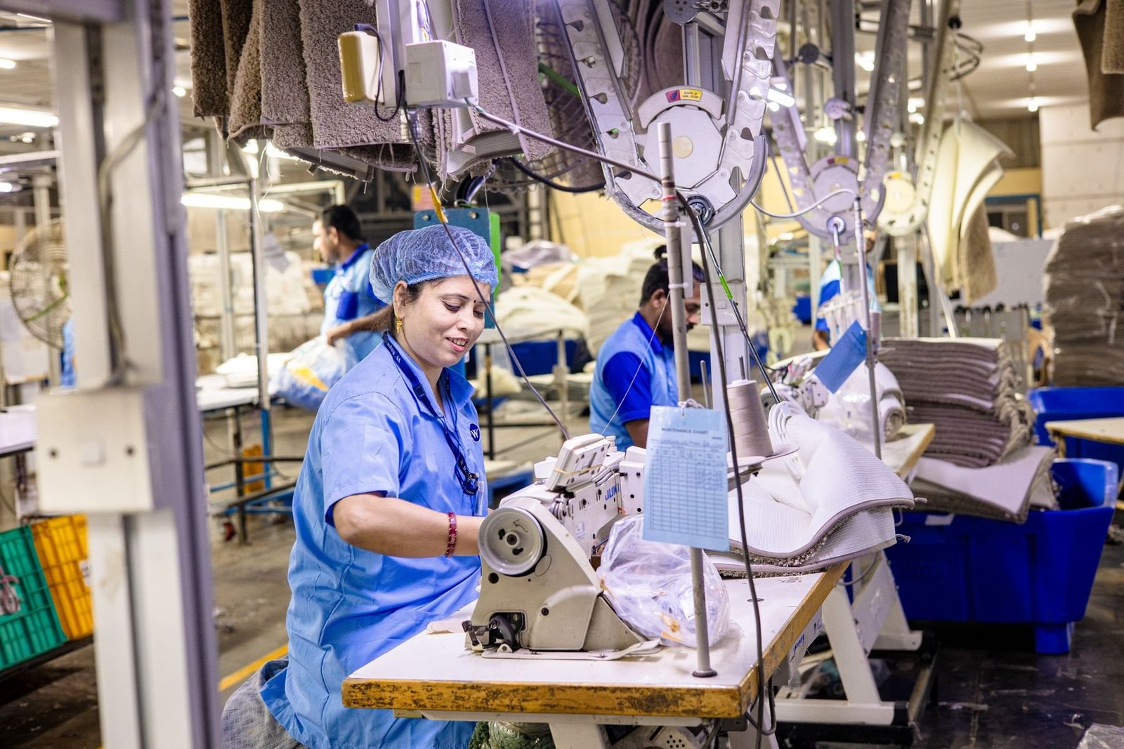 Bekleidungsarbeiter nähen Kleidung auf einer aktiven Textilproduktionslinie