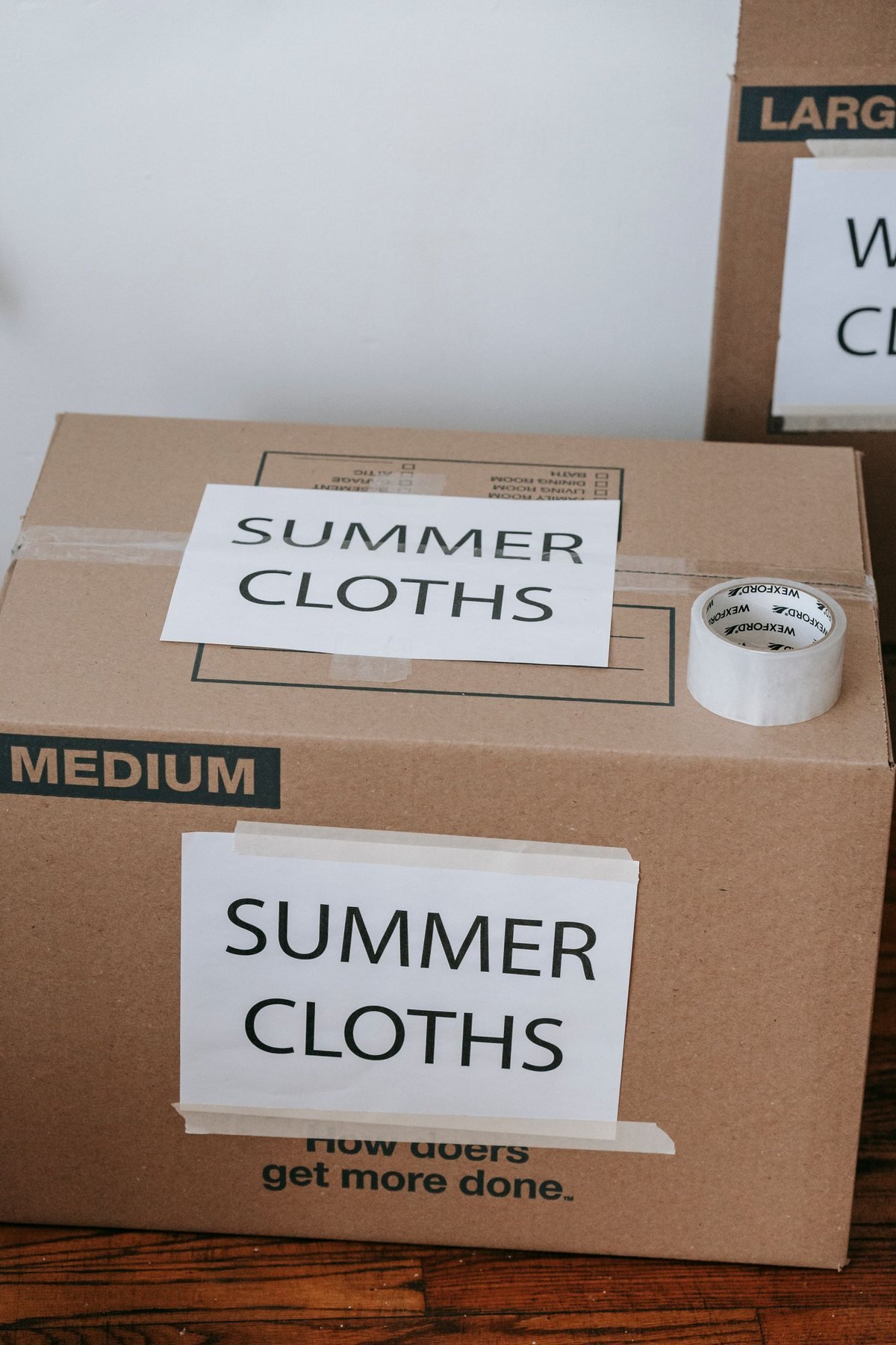 Kluisjes met etiket van seizoensgebonden kleding, bereid voor opslag en behandeling