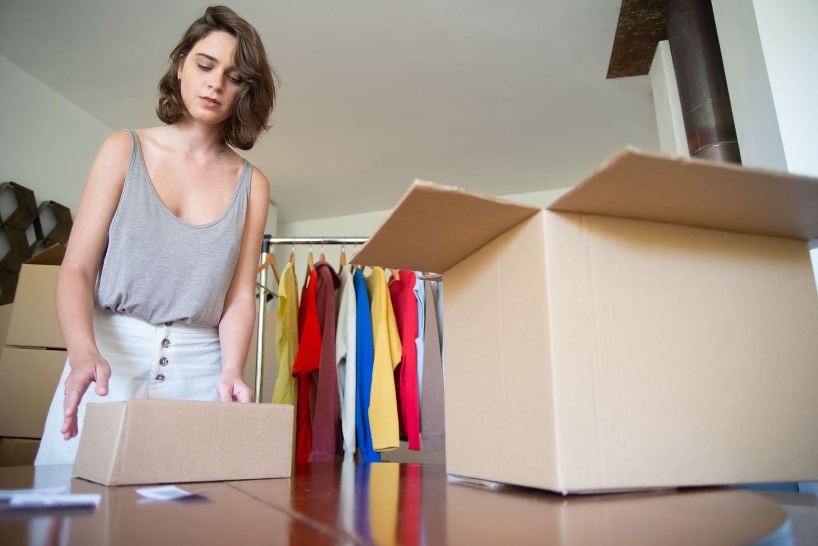Fashion retailer verpakking kleding merchandise voor de levering van klanten