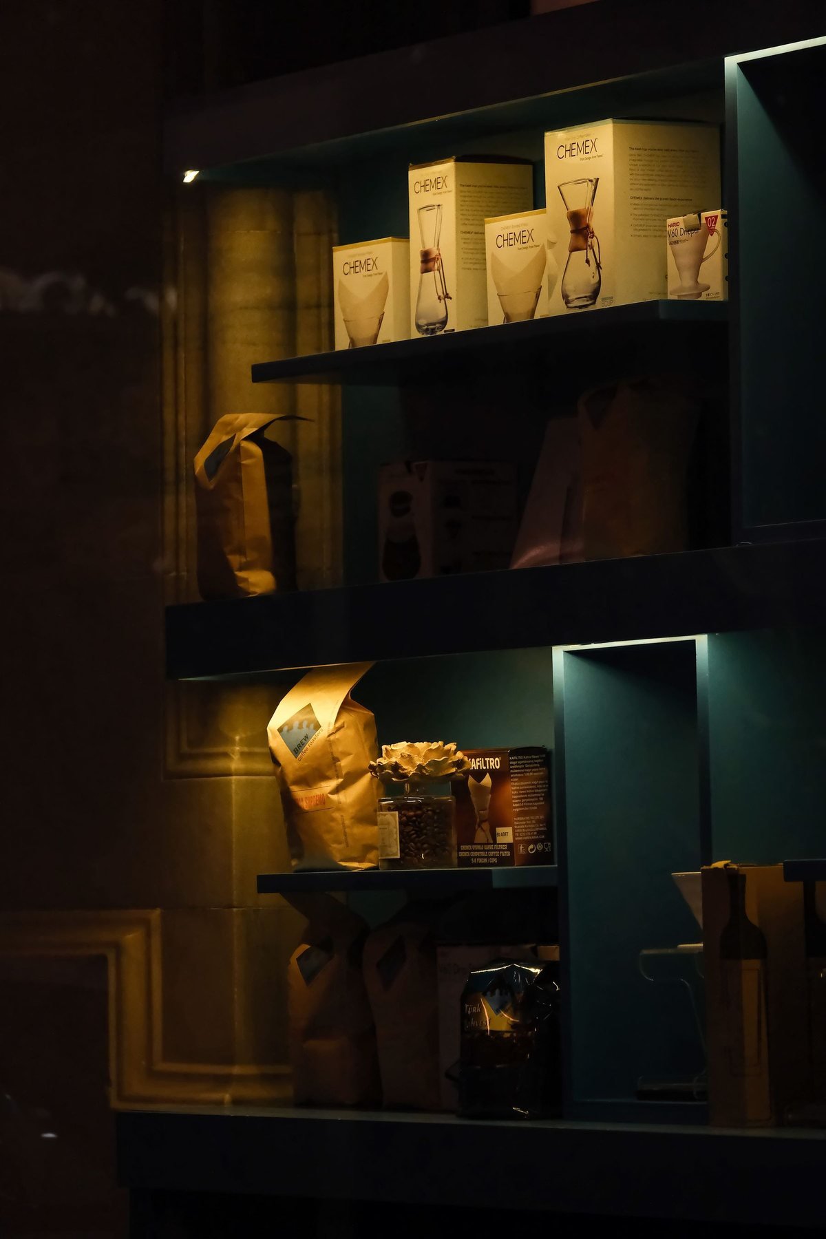 Boîtes à café et paquets de papier disposés sur les tablettes de détail