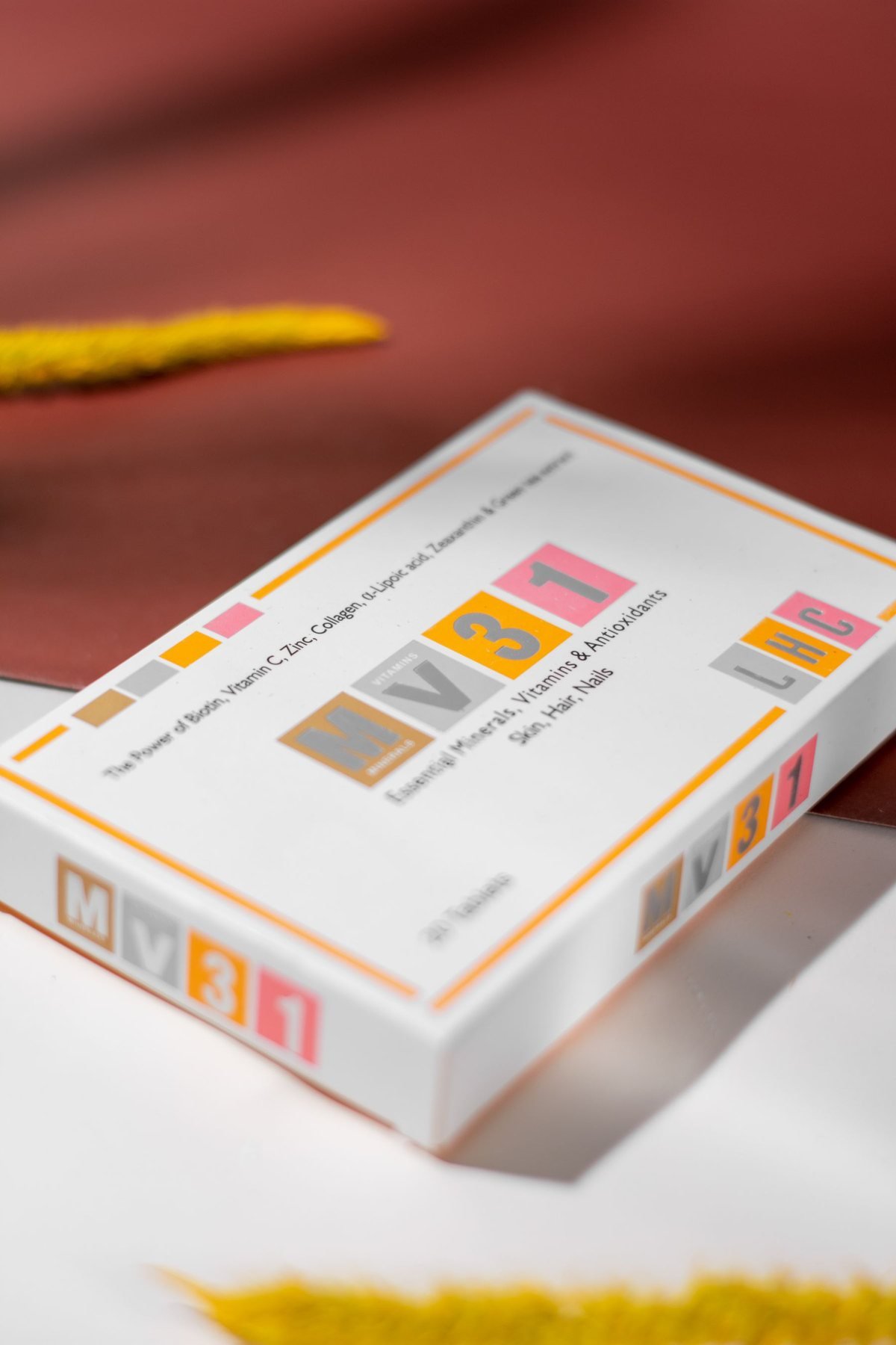 Vue étroite d'un carton cosmétique imprimé et de sa surface en papier