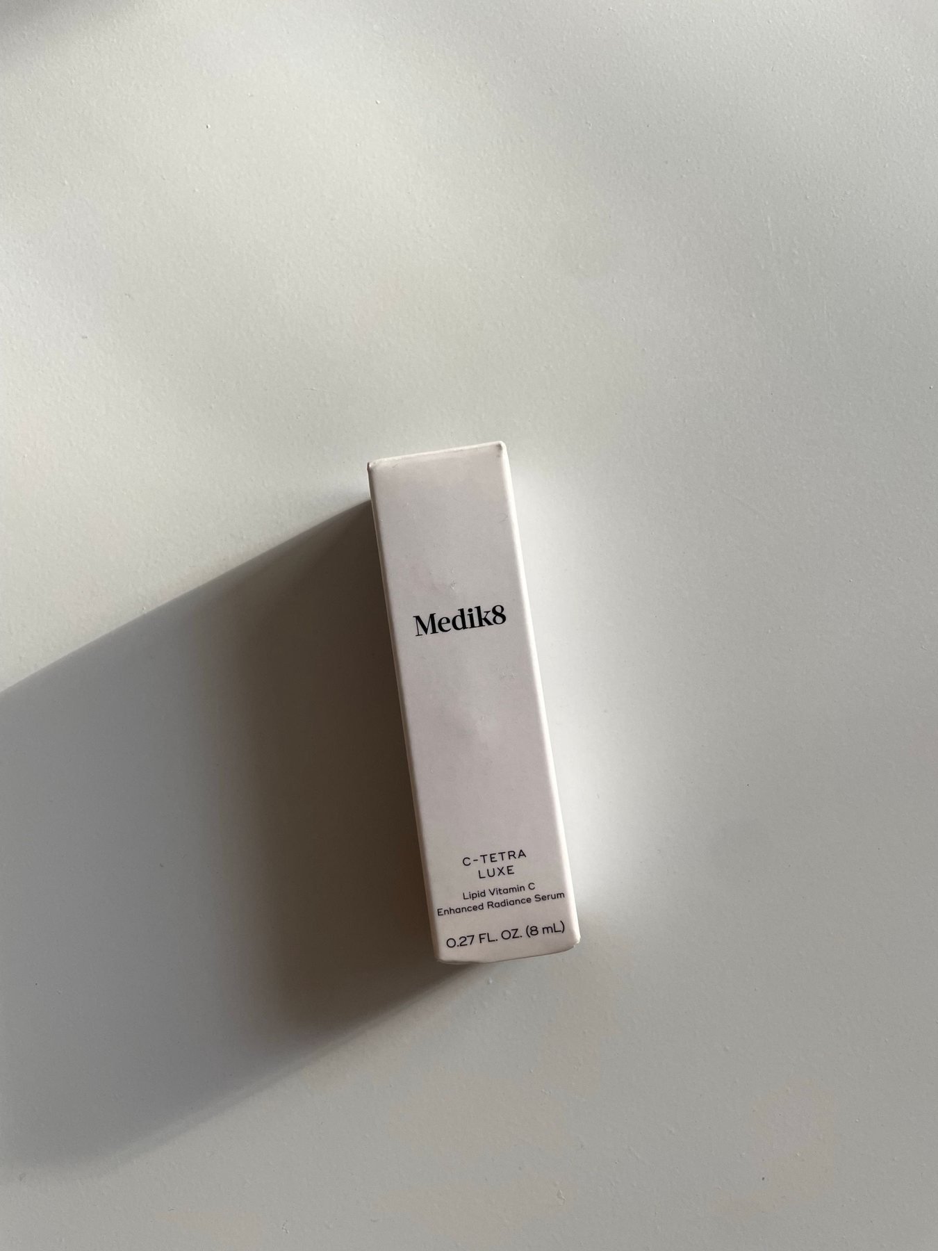 Boîte cosmétique minimale illustrant un système compact d'emballage en papier de marque