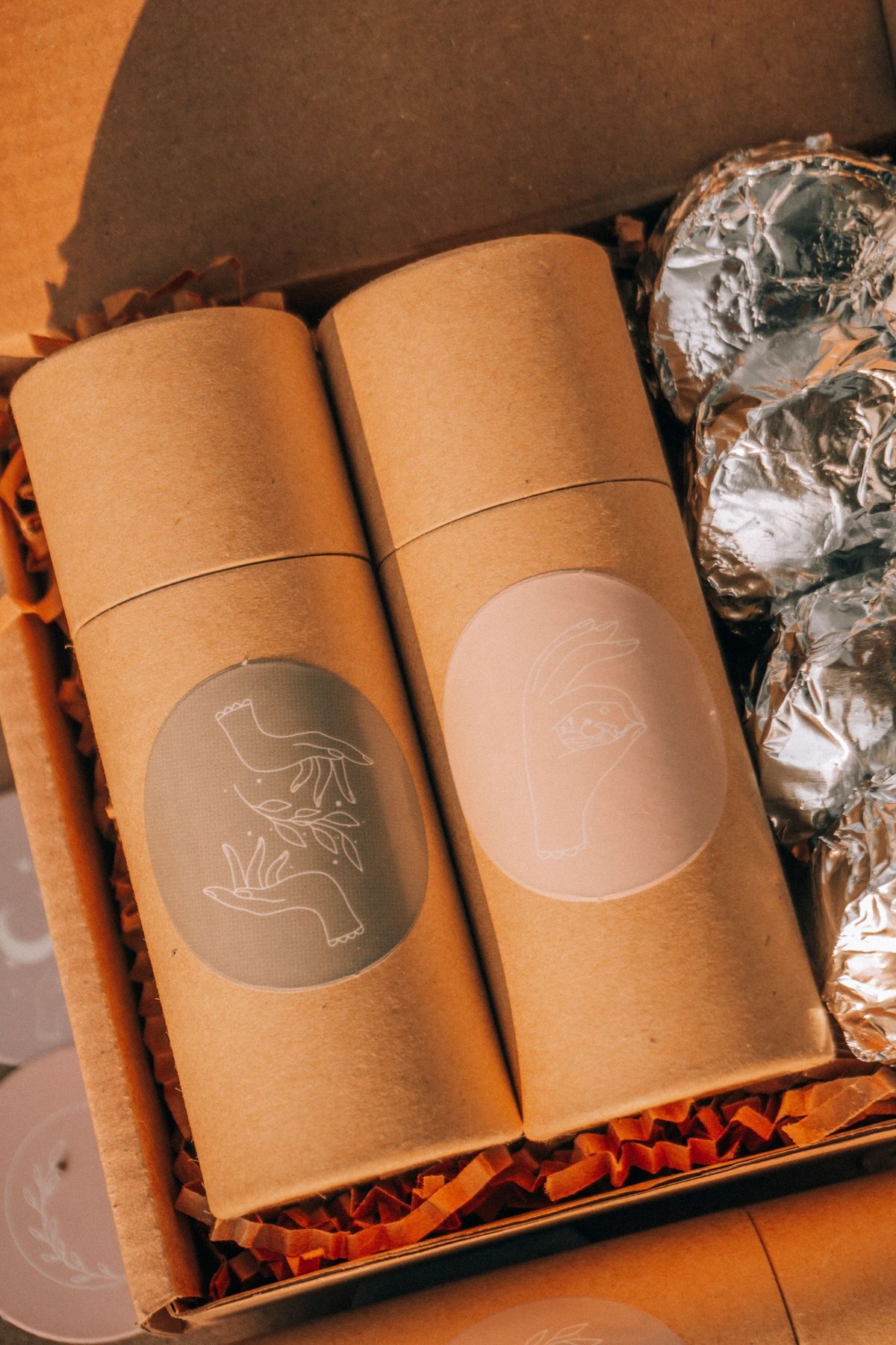 Tubes de beauté en carton disposés à l'intérieur d'une boîte de présentation équipée