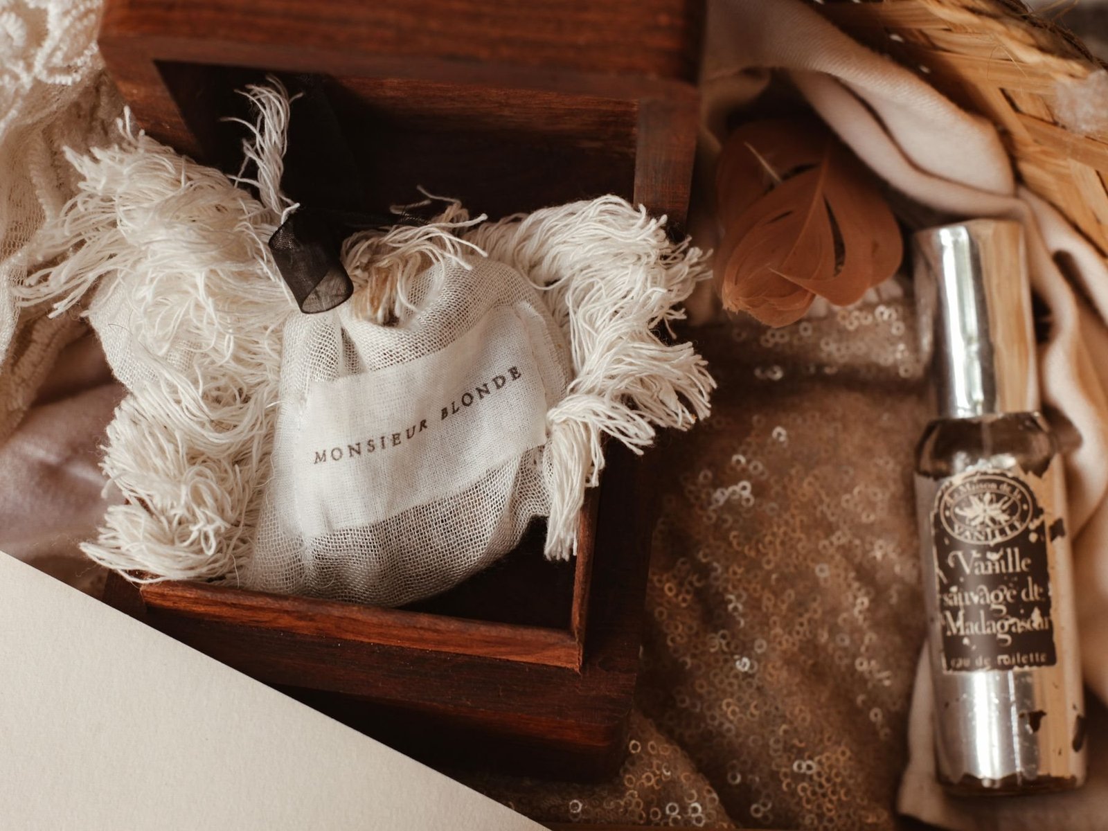Duftflasche neben einer Geschenkbox präsentiert