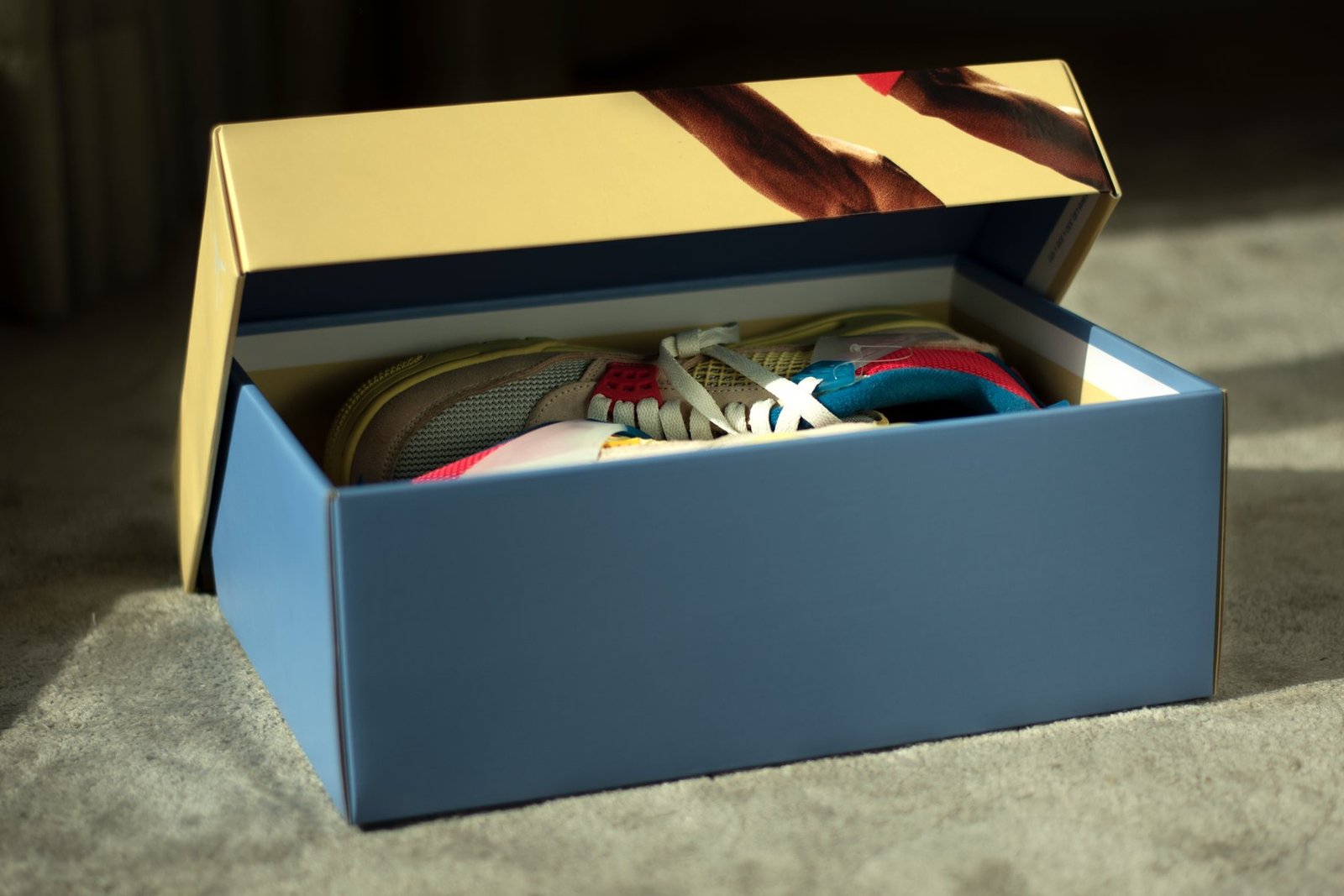 Sneaker in einem offenen Schuhkarton, der die Passform des verpackten Produkts zeigt