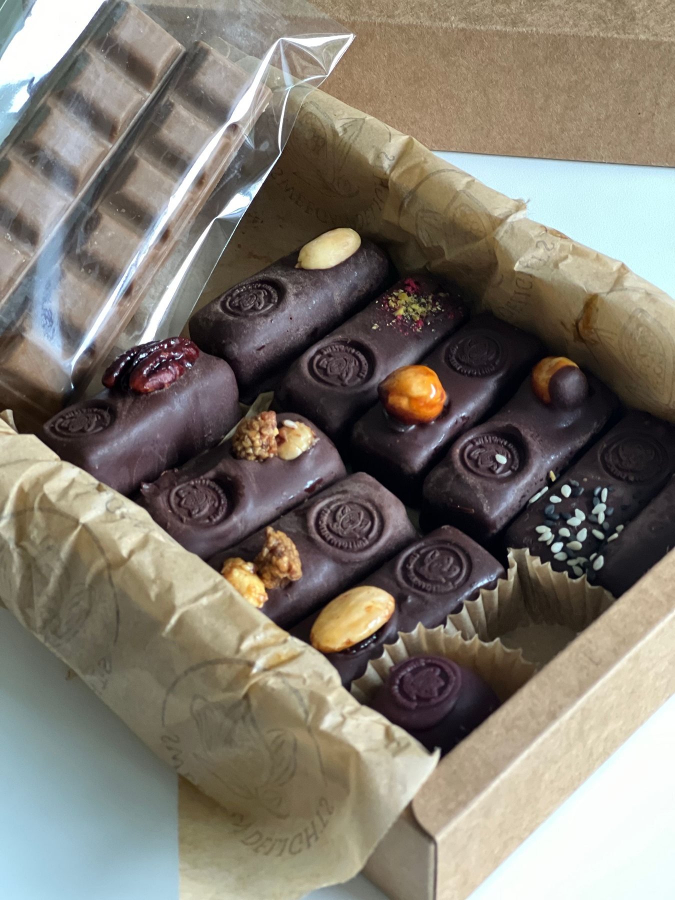 Schokolade mit Nussbedeckung, angeordnet in einer ausgekleideten Präsentationsbox