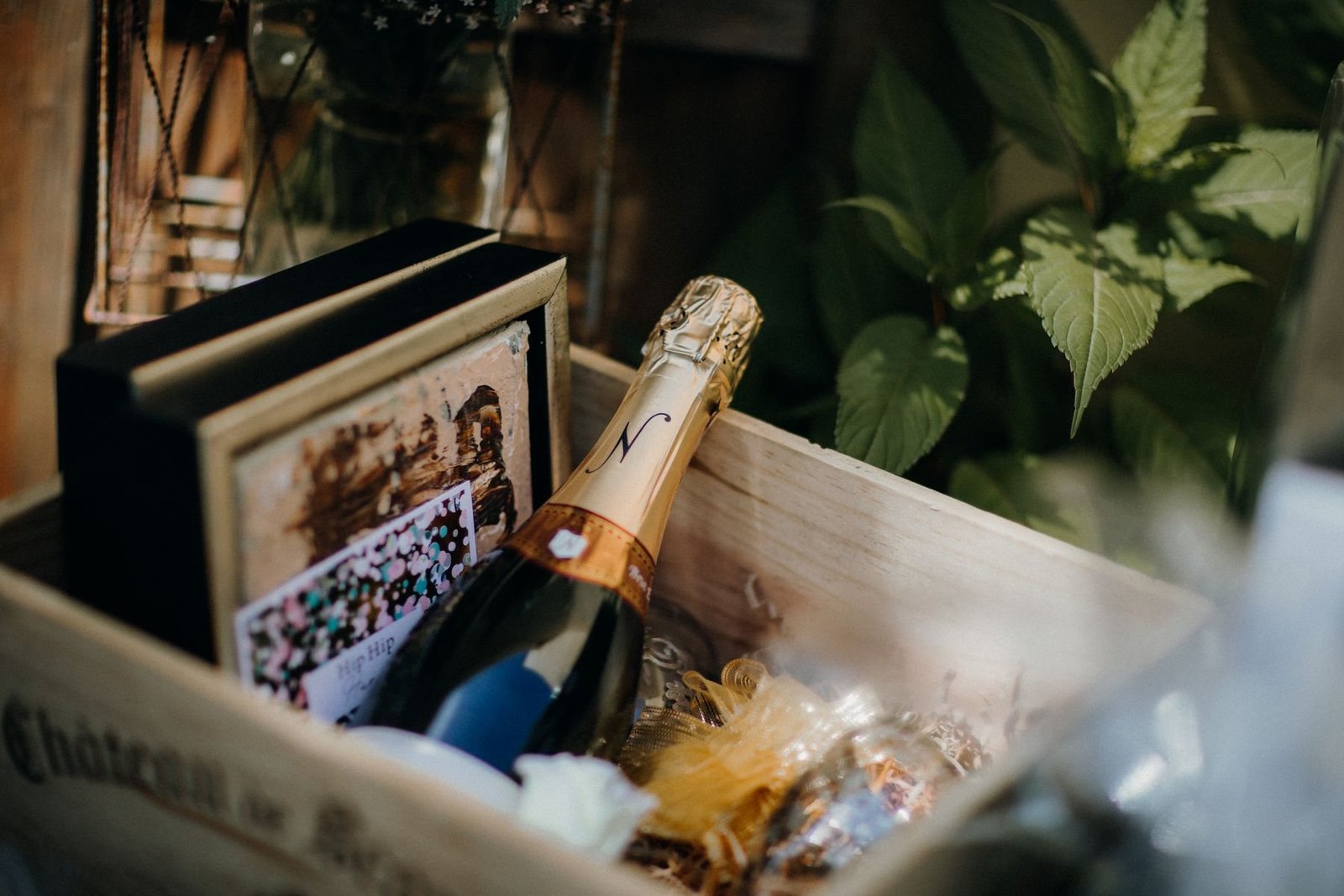 Eine Champagnerflasche in einer Holzpräsentationsbox, die ein anderes Flaschenprofil darstellt
