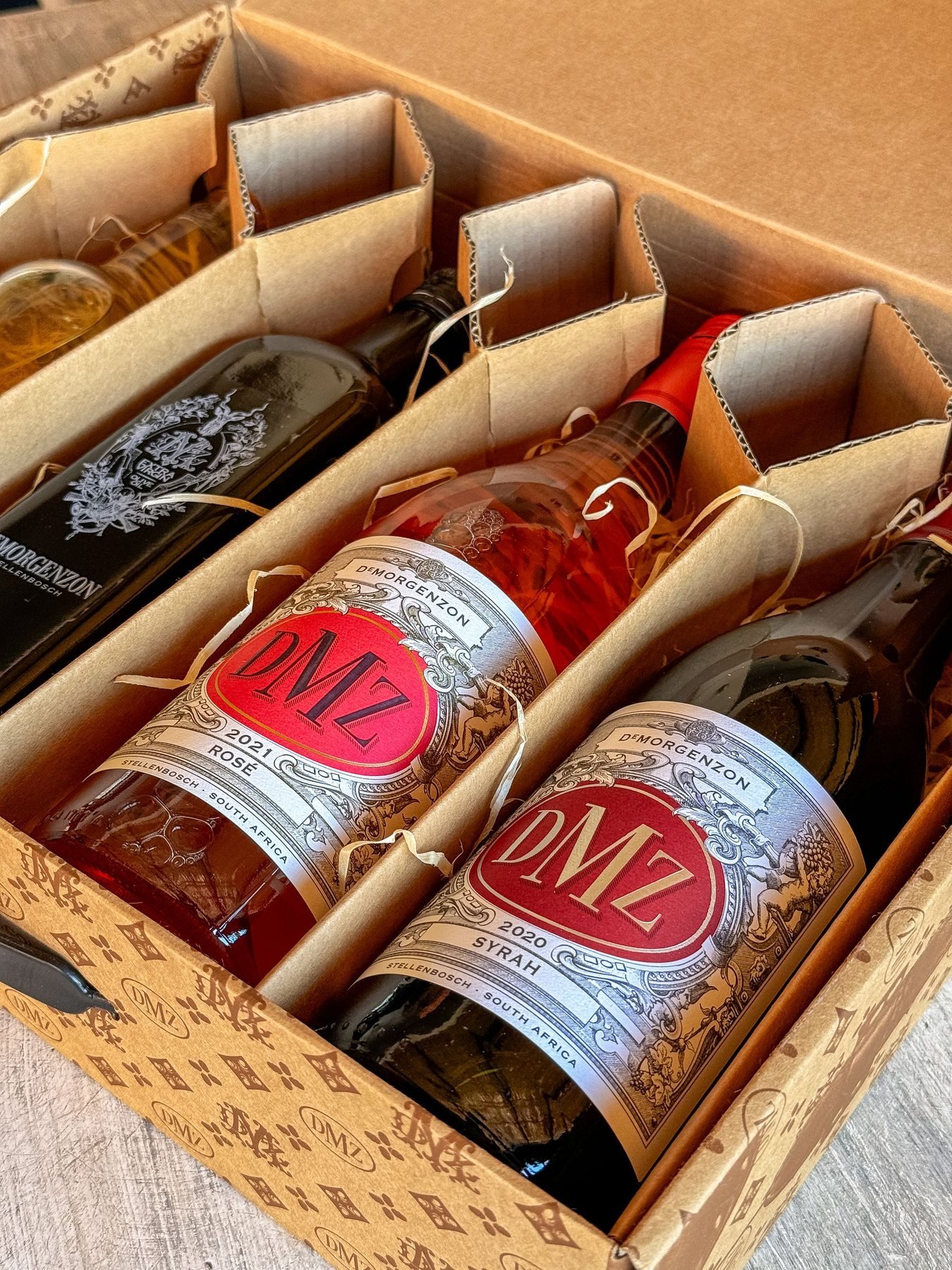 Drei Weinflaschen in einer Geschenkbox aus Pappe mit getrennten Fächern
