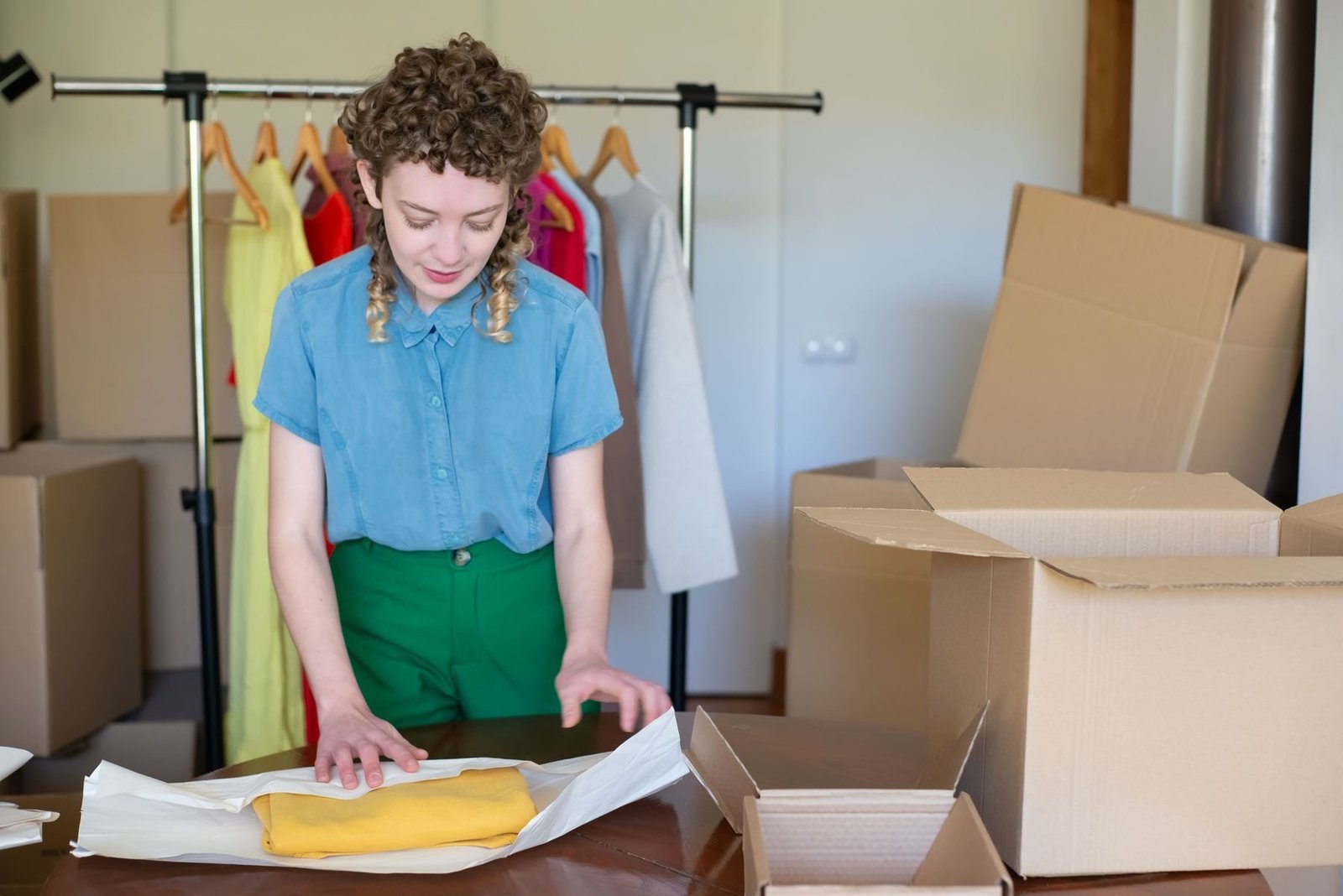 Clothing Packaging: Mailer or Box? A Practical Brand Guide