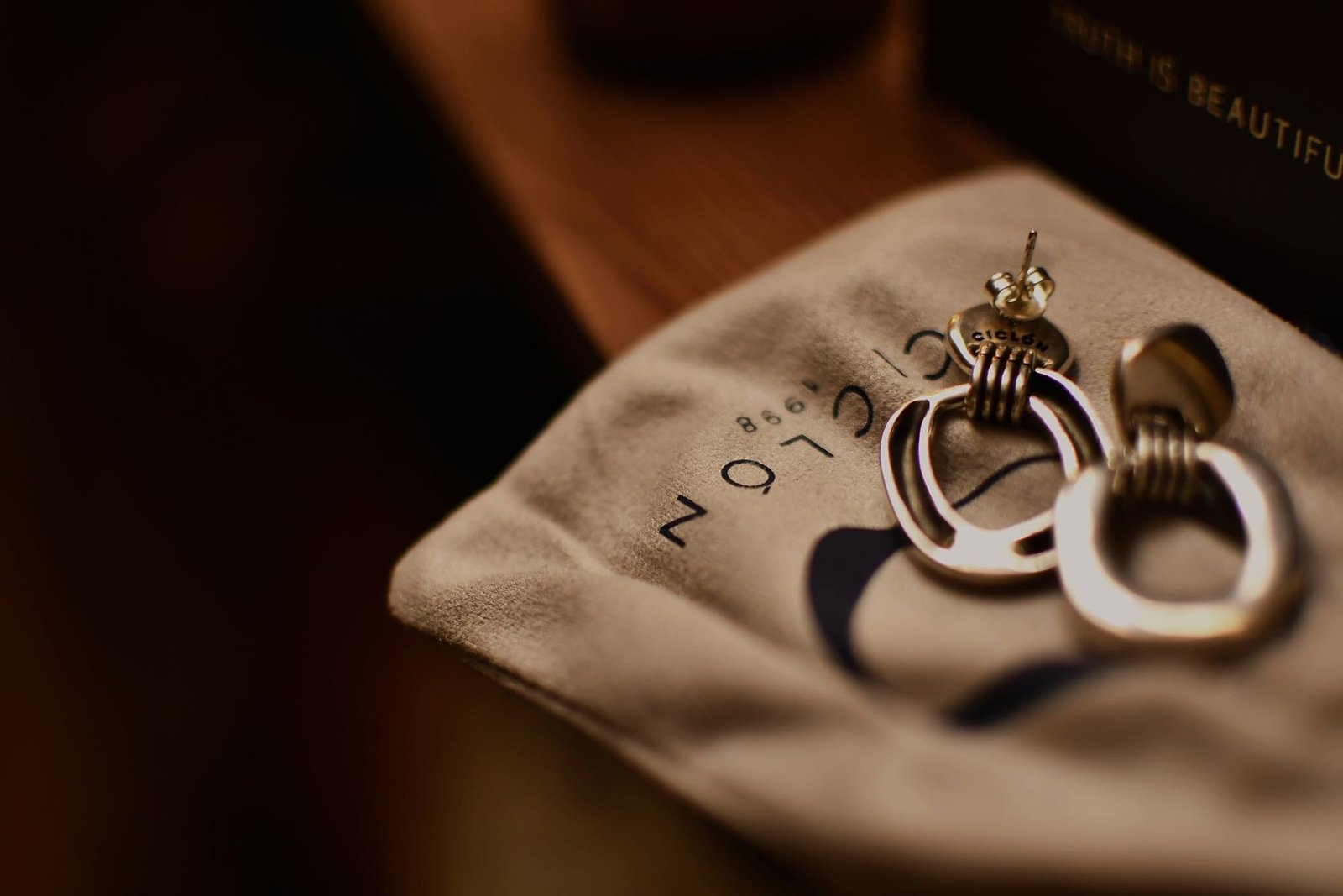Jewelry Pouches: Cotton, Velvet or Microfiber? A Buyer’s Guide