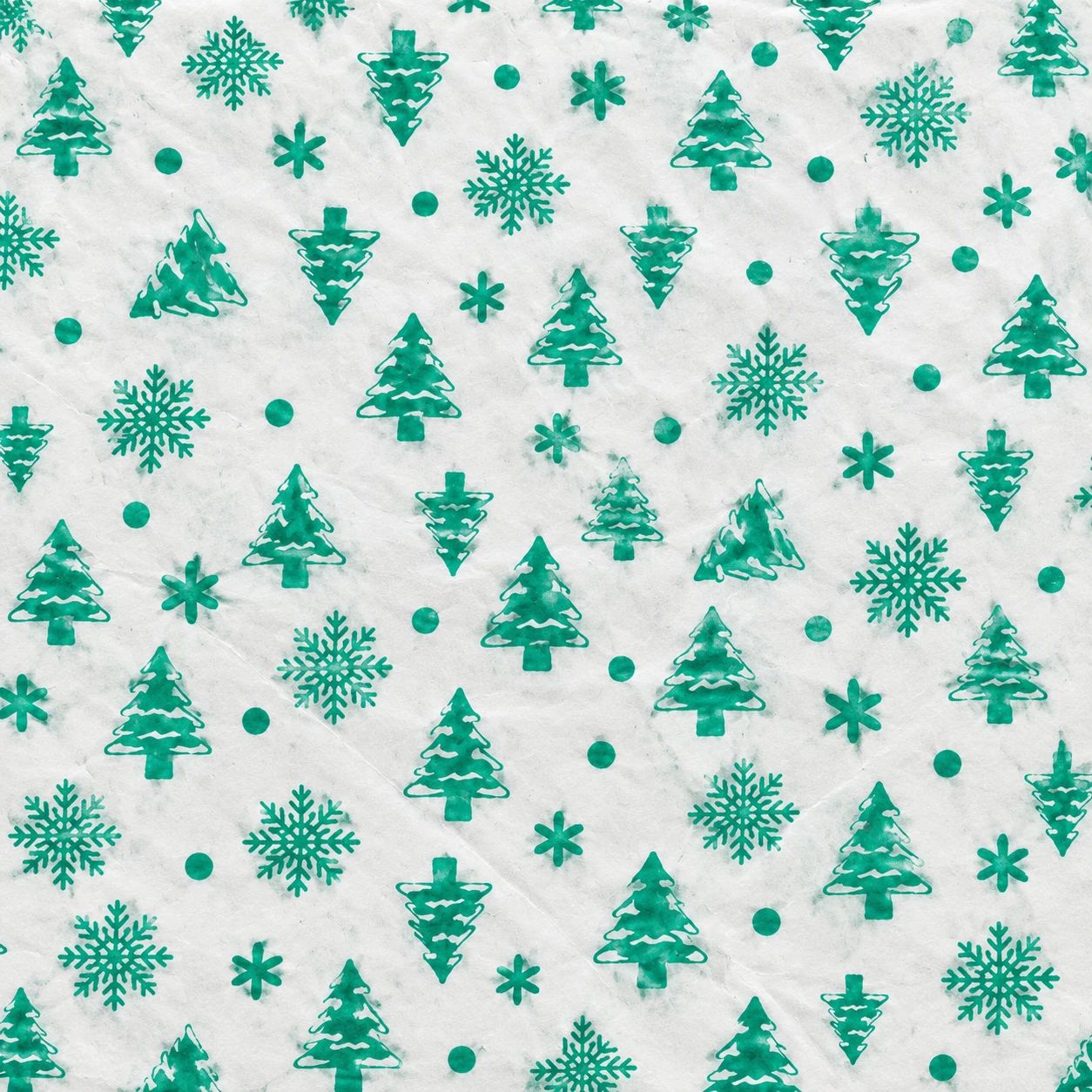 Seidenpapier zum Einwickeln mit Green Tree & Snowflakes - aus der Packung von 100 Blättern passendes Papier und Druck Nahaufnahme