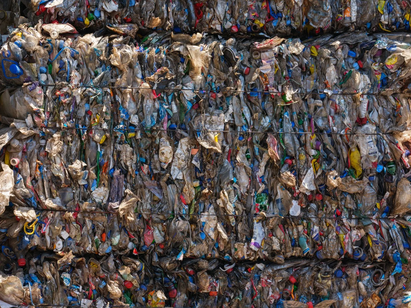 Ballen aus recyceltem Kunststoff in einer Recyclinganlage